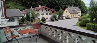 Cozy apartment with bay window in the Weber family's Haus zur Burg (Ap108)