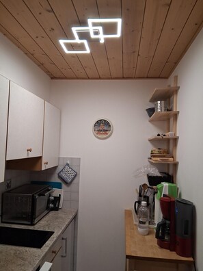 Fridge, stovetop, dishwasher, coffee/tea maker