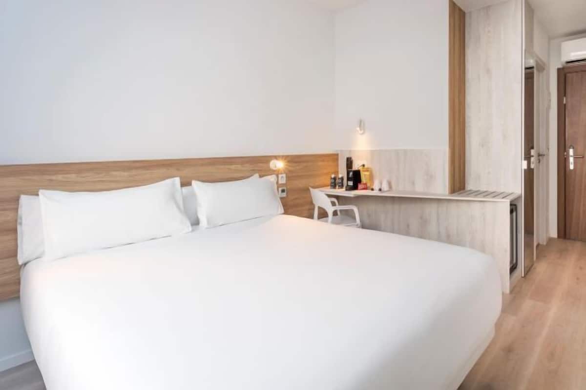 Coffres-forts dans les chambres, bureau, Wi-Fi gratuit, draps fournis