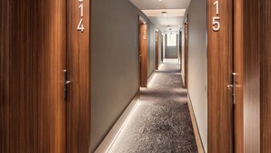 A hallway with wooden doors numbered 314, 310, and 315. - B&B Hotel Lisboa Oeiras  (Oeiras)