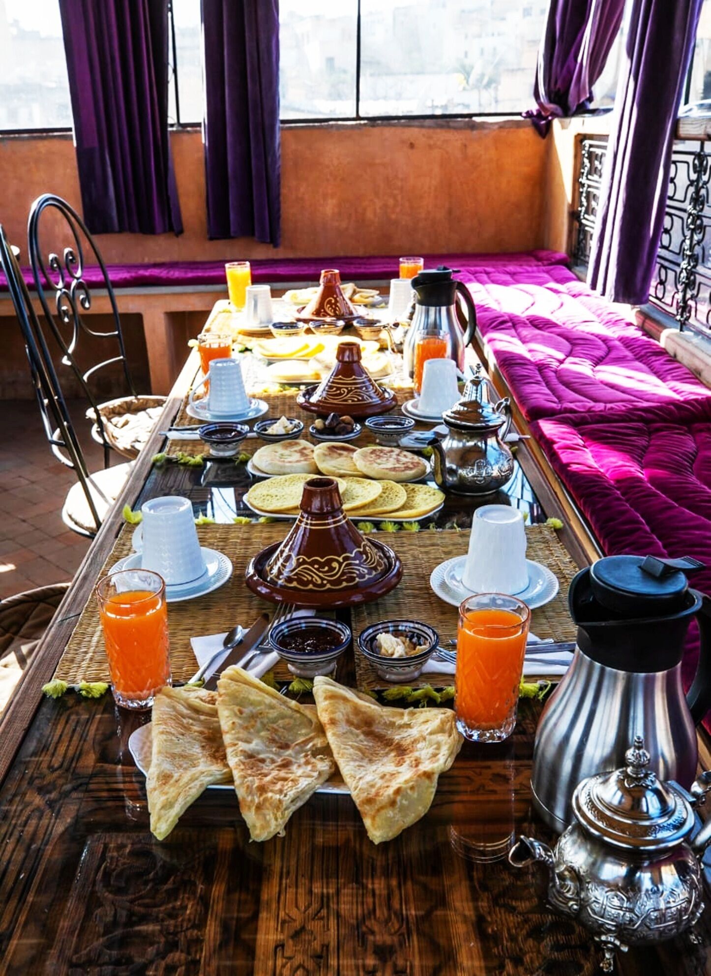 Frokost med lokale retter hver dag (EUR 3 per person)