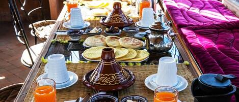 Petit déjeuner composé de spécialités régionales (3 EUR par personne)