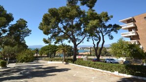 A parking area with trees and a building with balconies. - cye 6 Cap Salou by Interhome (Salou)