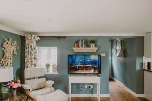 Interior - Lochside Glamour: Harriet's Lodestar Lodge with Private Dock on Seaside Estate (Portpatrick)