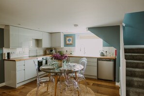 Fridge, microwave, oven, dishwasher - Lochside Glamour: Harriet's Lodestar Lodge with Private Dock on Seaside Estate (Portpatrick)