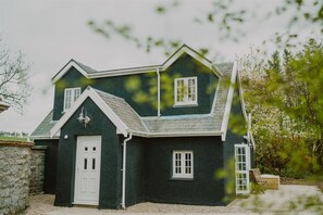 Exterior - Lochside Glamour: Harriet's Lodestar Lodge with Private Dock on Seaside Estate (Portpatrick)