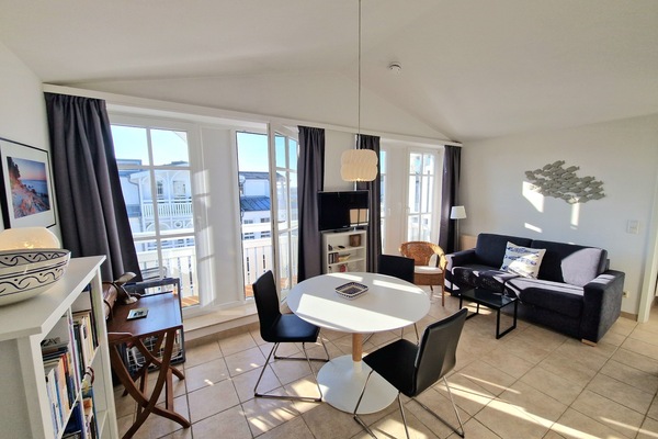 Wohnbereich mit Zugang zum Balkon