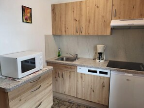 Kühlschrank, Mikrowelle, Geschirrspüler, Toaster