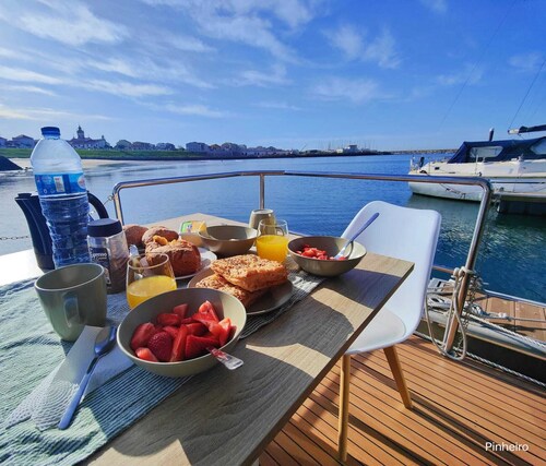 Floating House in a private marina 25 min from Porto