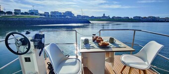Floating House in a private marina 25 min from Porto