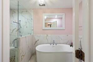 Bathtub, hair dryer, towels - Modern, Cozy, & Quiet - Sea Pines, Near Beach (Hilton Head Island)