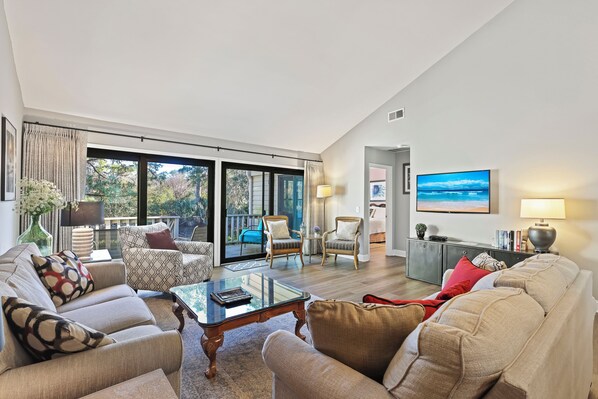 Smart TV, books - Modern, Cozy, & Quiet - Sea Pines, Near Beach (Hilton Head Island)