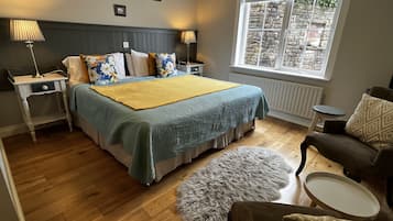 5 quartos, ferros/tábuas de passar roupa, berço de viagem