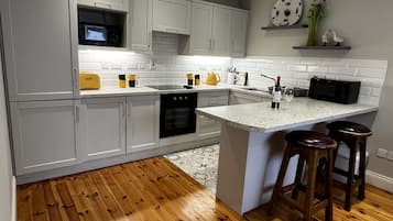 Geladeira, micro-ondas, fogão, cooktop