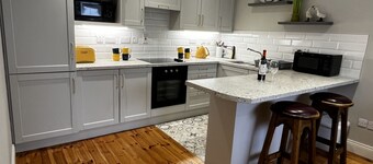 * Spacious | Comfortable & Chic | Walk to Town *