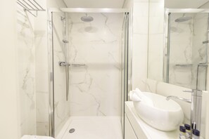 Dusche, Haartrockner, Handtücher, Seife