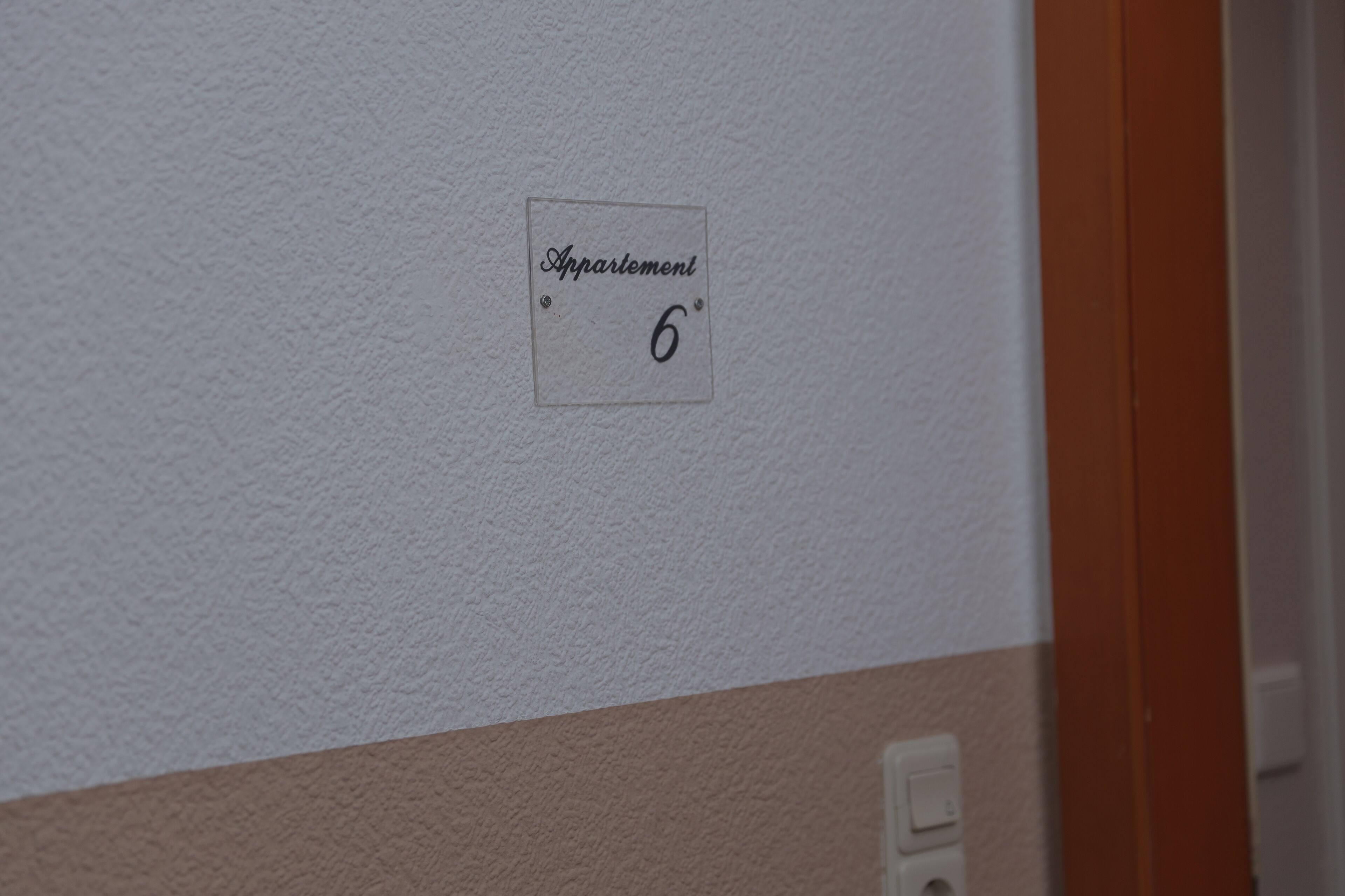 Pared con un letrero que dice "Appartamento 6".