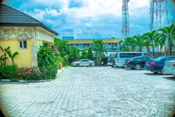 Exterior - CheckInn hotel Ibadan (Ibadan)