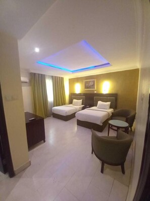 Chambre Deluxe double pour 1 personne | Coffre-fort, accès au Wi-Fi (inclus), literie fournie
