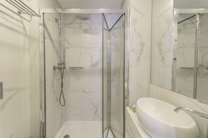 Chuveiro, secador de cabelo, toalhas de banho, sabonete