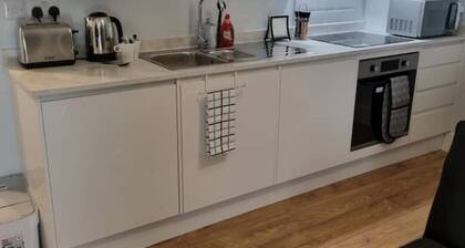 Serene getaway Apartment with Garden-Maidstone City Centre