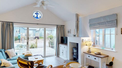 The Blue Anchor -  a beach house that sleeps 4 guests  in 2 bedrooms