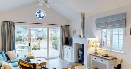 The Blue Anchor - a beach house that sleeps 4 guests in 2 bedrooms