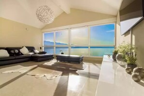 TV connectée, cheminée, lecteur de DVD, table de tennis de table