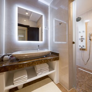 Een douche, een haardroger, handdoeken, zeep