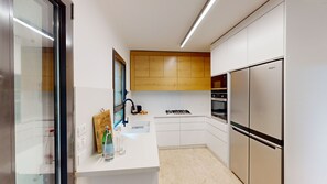 Kühlschrank, Mikrowelle, Ofen, Herdplatte