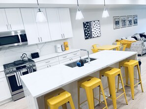 Kjøleskap, mikrobølgeovn, ovn og kokeplater