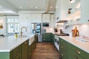 Coffee/tea maker, fridge, microwave, oven - "Pelican Trace"~Gulf Trace Luxe w/Gulf, Park Views~Private Pool~Beach Gear (Santa Rosa Beach)