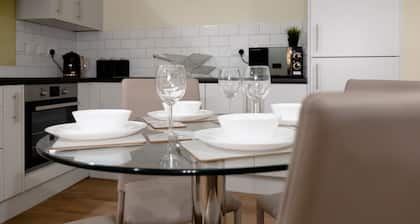 HEREFORD CITY CENTRE – Apartment 7: Stylish Studio in City Centre, Sleeps 2