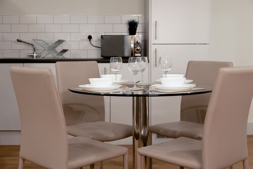 HEREFORD CITY CENTRE – Apartment 7: Stylish Studio in City Centre, Sleeps 2