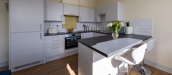 HEREFORD CITY CENTRE – Apartment 5: Stylish 2-Bed in City Centre, Sleeps 6