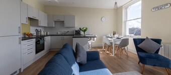 HEREFORD CITY CENTRE – Apartment 5: Stylish 2-Bed in City Centre, Sleeps 6