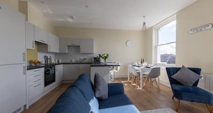 HEREFORD CITY CENTRE – Apartment 5: Stylish 2-Bed in City Centre, Sleeps 6