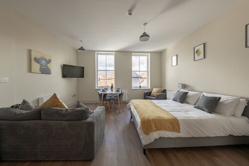HEREFORD CITY CENTRE – Apartment 10: Modern Studio in City Centre, Sleeps 2