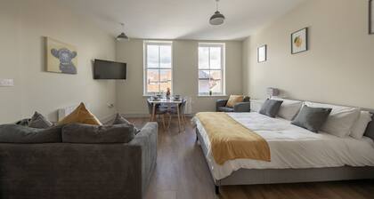 HEREFORD CITY CENTRE – Apartment 10: Modern Studio in City Centre, Sleeps 2