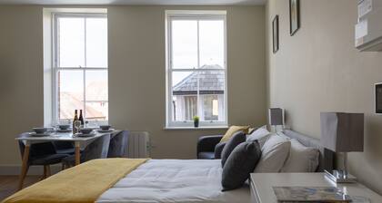 HEREFORD CITY CENTRE – Apartment 10: Modern Studio in City Centre, Sleeps 2
