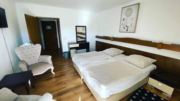 Individually furnished, laptop workspace, iron/ironing board, bed sheets