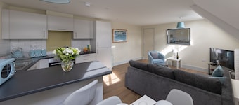 HEREFORD CITY CENTRE – Apartment 8: Modern 2-Bed in City Centre, Sleeps 6