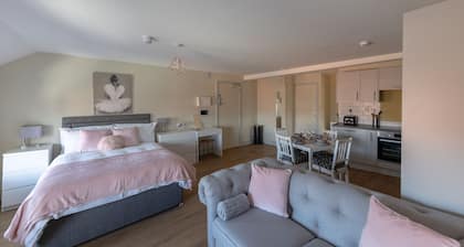 HEREFORD CITY CENTRE – Apartment 9: Modern 2-Bed in Heart of City, Sleeps 4