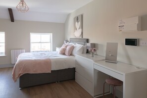 1 slaapkamer, een bureau, een strijkplank/strijkijzer, gratis wifi