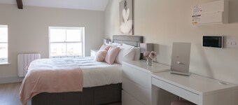 HEREFORD CITY CENTRE – Apartment 9: Modern 2-Bed in Heart of City, Sleeps 4
