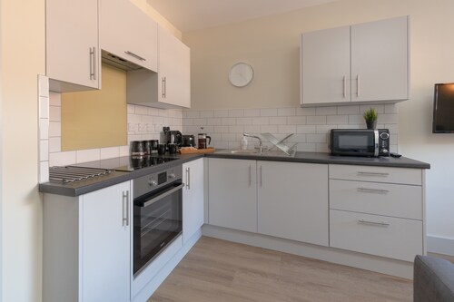 HEREFORD CITY CENTRE – Apartment 3: Stylish 1-Bed in City Centre, Sleeps 3