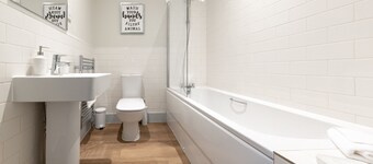 HEREFORD CITY CENTRE – Apartment 3: Stylish 1-Bed in City Centre, Sleeps 3