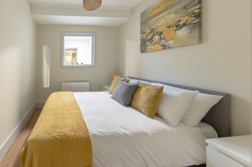 HEREFORD CITY CENTRE – Apartment 3: Stylish 1-Bed in City Centre, Sleeps 3