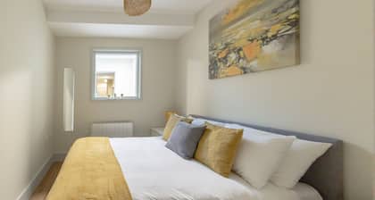 HEREFORD CITY CENTRE – Apartment 3: Stylish 1-Bed in City Centre, Sleeps 3