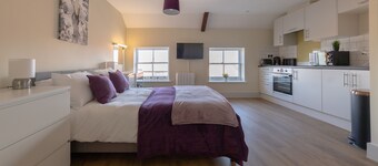 HEREFORD CITY CENTRE – Apartment 10: Modern 1-Bed in City Centre, Sleeps 2